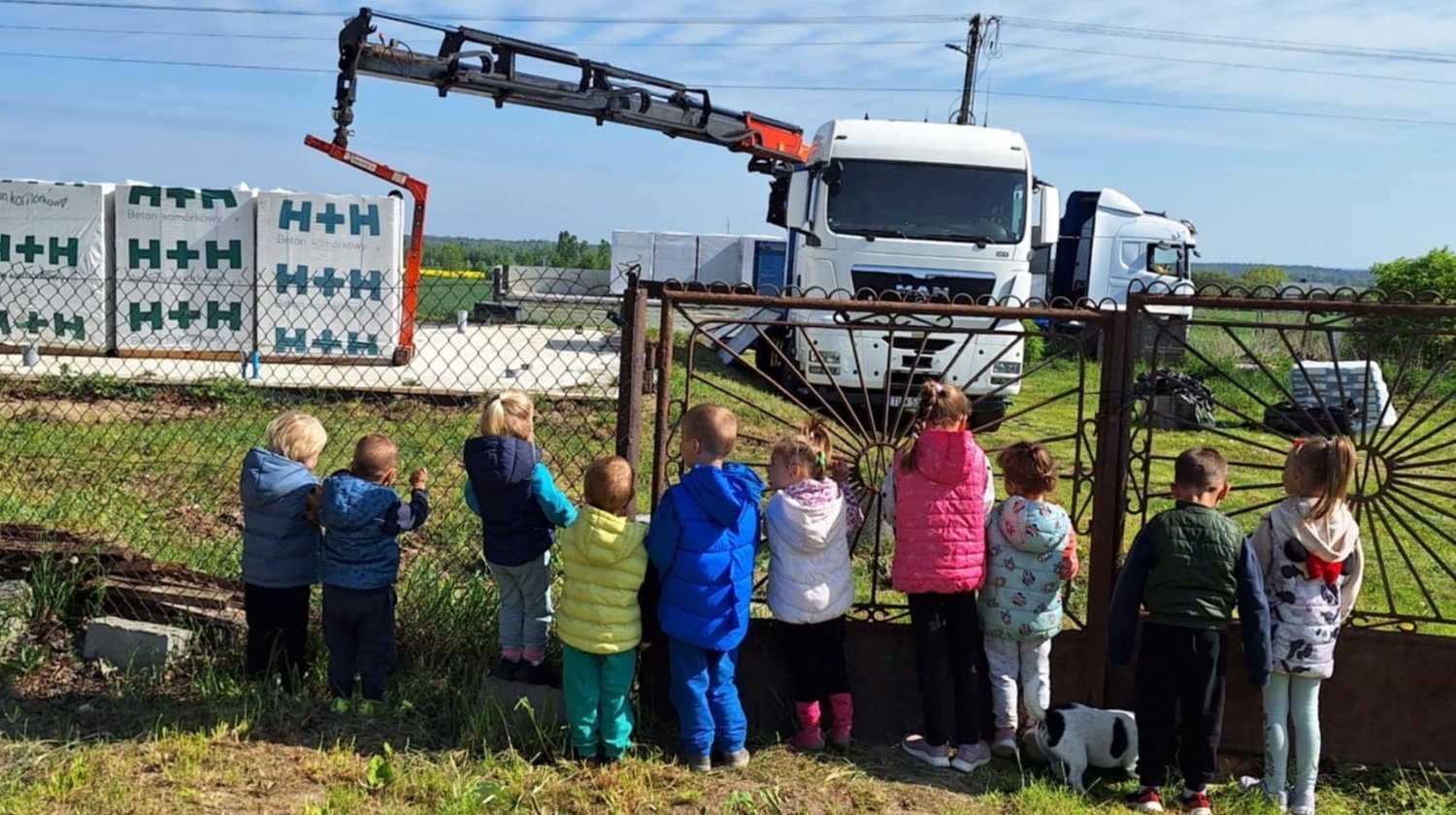 Dzieci obserwujące budowę nowego domu